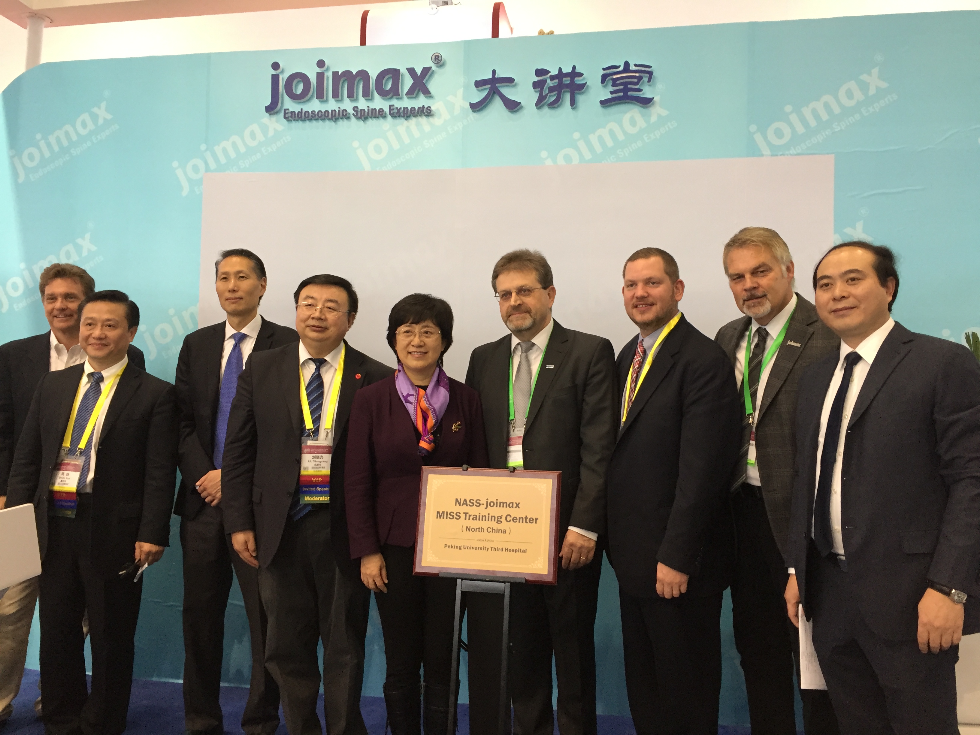 From left to right: Edward Dohring, MD, NASS Board of Directors; Prof. Yue Zhou, Xinqiao Hospital, Chairman of Chinese Society for MISS and joimax® faculty; Jeffrey C. Wang, MD, NASS Board of Directors; Prof. Xiaoguang Liu, Vice President Peking University Third Hospital; Prof. Jie Qiao, President Peking University Third Hospital; Wolfgang Ries, CEO & founder joimax® GmbH; Brad Repsold, NASS Assoc. Executive Director; Michael Roberz, International Sales Director joimax® GmbH; Qinguang You, General Manager joimax® China.