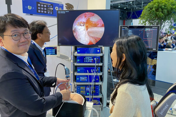 Booth 3-3 Surgeon shows to other surgeons endoscopic surgery approach on an Upsurgeon Spine model.