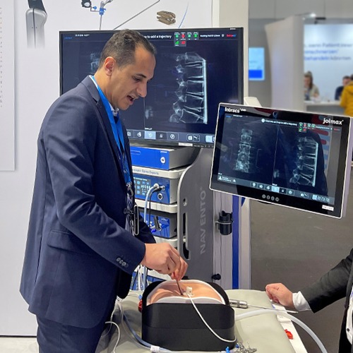 Surgeon shows endoscopic approach on an Upsurgeon model by Joimax.