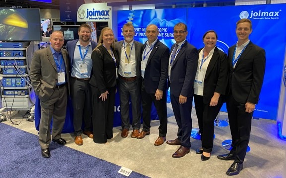 Bild1 Joimax US team infront of the joimax booth at a spine event.