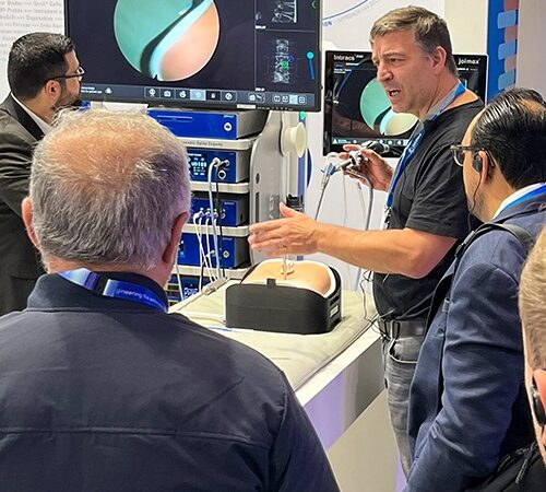 Surgeon shows endoscopic approach on an Upsurgeon model by joimax.
