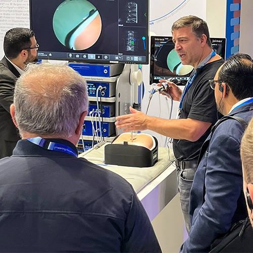Surgeon shows endoscopic approach on an Upsurgeon model by joimax.